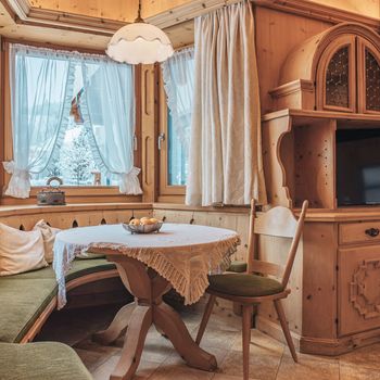 Zirbenstube mit Sitzbereich in der Garten Suite - Hotel Victoria